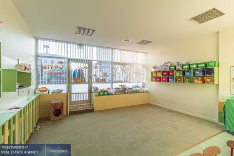 Lokal na parterze galerii handlowej na osiedlu