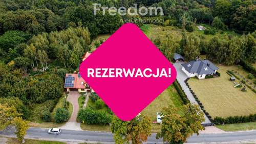 uroczy dom parterowy w otoczeniu przyrody