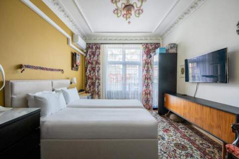 3 pokoje osobna kuchnia wysokie sufity balkon kamienica