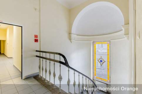 Budynek biurowy w centrum, z parkingiem