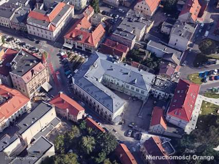 Budynek biurowy w centrum, z parkingiem