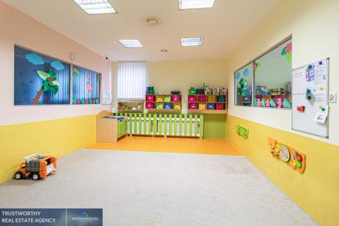 Lokal na parterze galerii handlowej na osiedlu