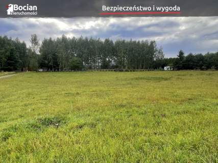 Płaska, uzbrojona sielsko położona działka