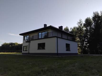 Dom pośród zieleni.