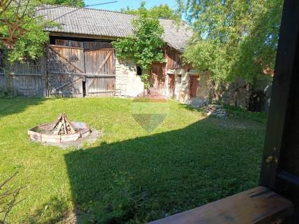 Klimatyczny drewniany dom wśród lasów w stylu rustykalnym