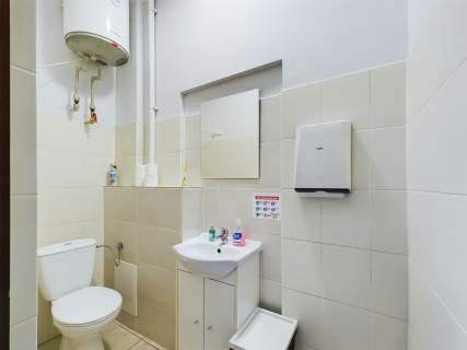 Przestronna przestrzeń biurowa