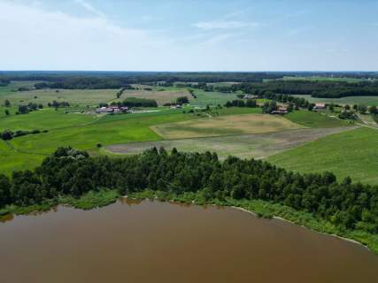 Działka inwestycyjna z linią brzegową