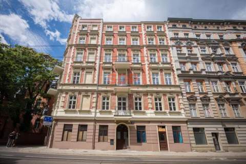kawalerka z osobną kuchnią piekna kamienica balkon