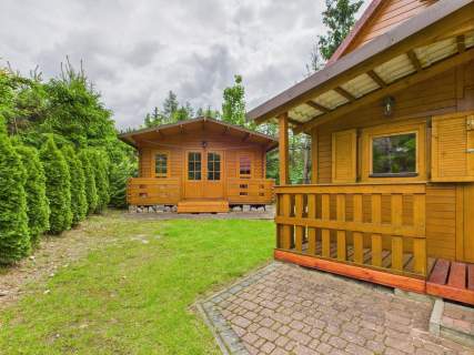 Obiekt hotelowy nad jeziorem na Mazurach.