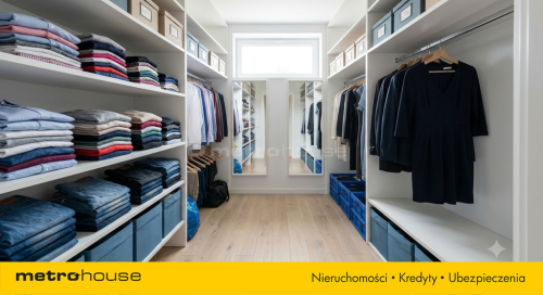Dom parterowy, salon z kominkiem i 4 sypialnie.