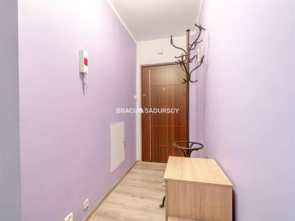 Ustawne 2 pokojowe mieszkanie w apartamentowcu.
