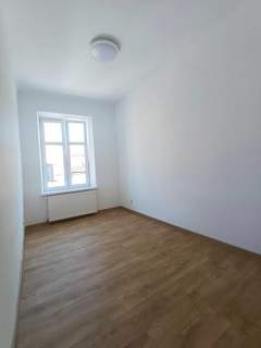 Skawina / Rynek ul. Słowackiego lokal 76m2 piwnica19m2 strych...