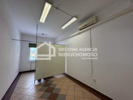 Lokal w centrum Rumi z witryną na parterze