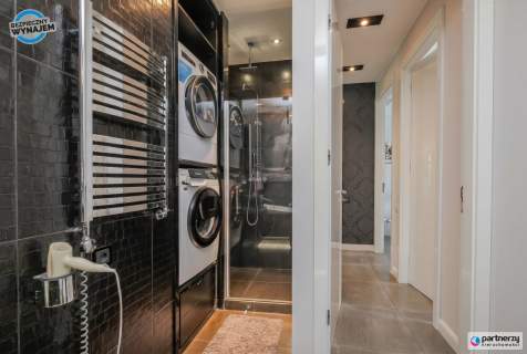 Apartament z widokiem na las, komórka i hala gar.