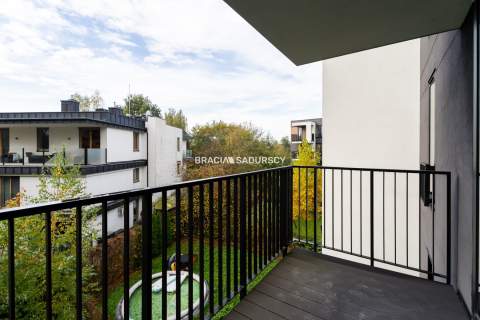 Nowoczesny jasny apartament w otoczeniu zieleni