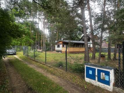 Działka budowlana z mediami, domkiem
