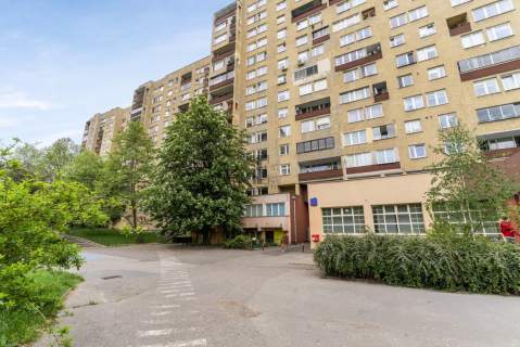 Kawalerka z balkonem do remontu na Marymoncie