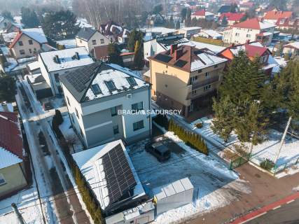 Budynek z 6 niezależnymi apartamentami.