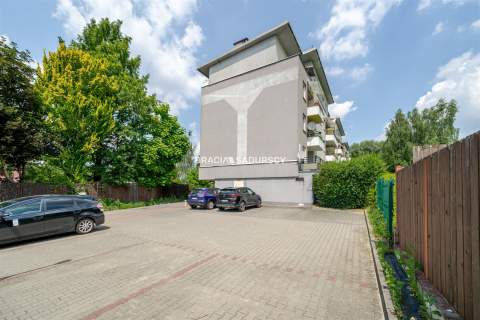 2 pokoje, osobna kuchnia, m. postojowe, komórka