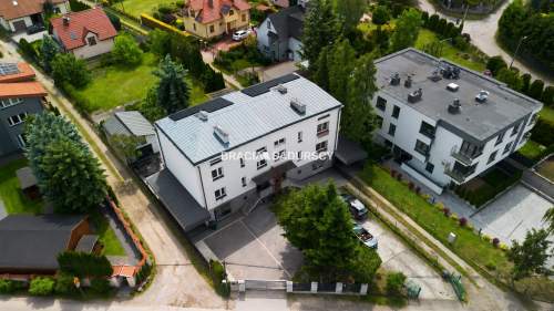 Czteropoziomowy dom z klatką schodową.