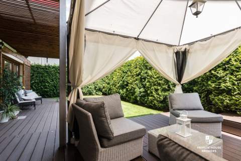 Apartament z pięknym ogrodem i kinem letnim