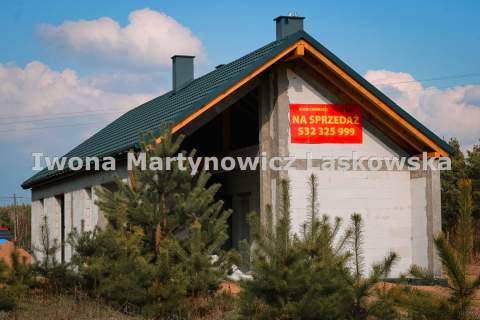 Dom parterowy w otoczeniu rosnącego lasu - Wińsko