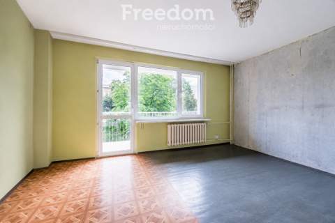 2-pokoje z dużym balkonem, piwnicą m. postojowe