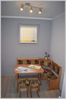 Trzecie piętro w niskim bloku, duży balkon.