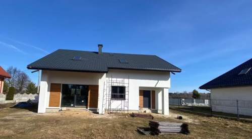 Wygodny i solidny z garażem w bryle gotowy