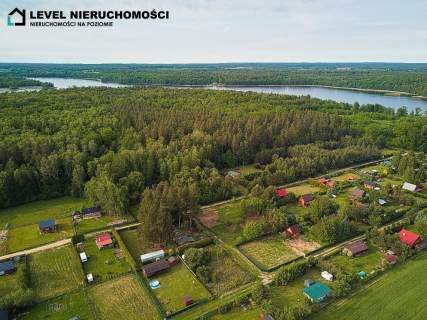 Działka nad jeziorem z domkiem