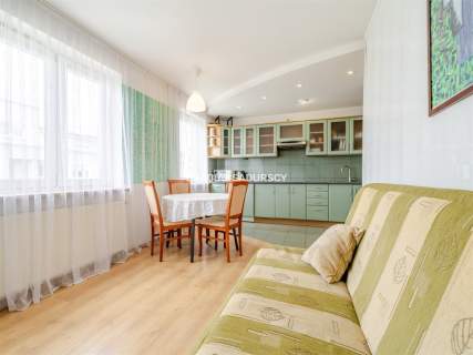 M 50M2 / 3 POKOJE / BALKON / GARAŻ / ZIELONO