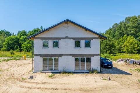 Połowa bliźniaka w pobliżu lasu i rzeki