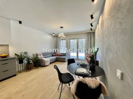 NOWY PIĘKNIE URZĄDZONY APARTAMENT Z OGRÓDKIEM 