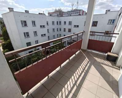 Jasne wnętrze ogromny balkon idealny start
