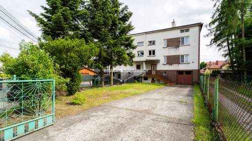Czteropoziomowy dom z klatką schodową.