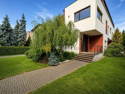 Prestigious Location Neighberhood Modern House