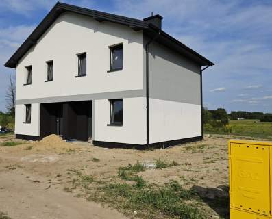 Połowa bliźniaka w pobliżu lasu i rzeki