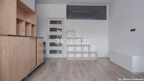 Lokal biurowy 42 m2 na parterze, miejsca postojowe