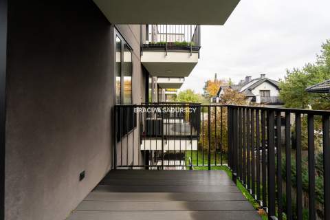 Nowoczesny jasny apartament w otoczeniu zieleni