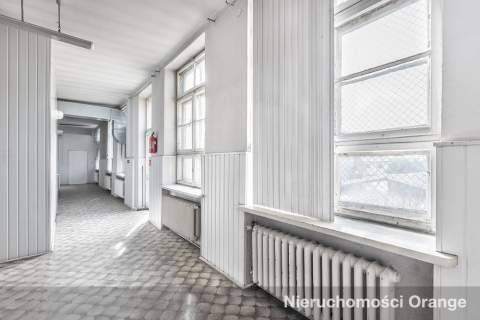 Duży budynek biurowy w centrum miejscowości
