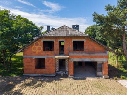 Niesamowity dom w otoczeniu lasu i stawów