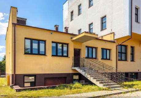 Duży budynek biurowy z parkingiem w Radomiu