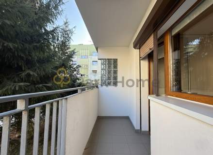 Parter, duży balkon, do wejścia Ul. Rejtana