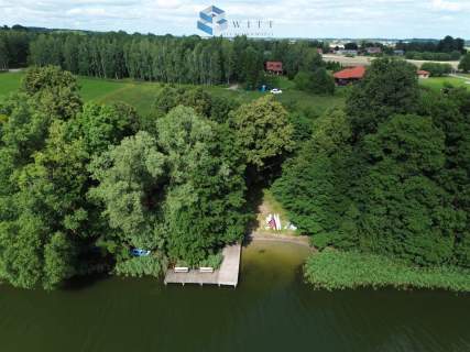 Uzbrojone działki przy plaży z pomostem.