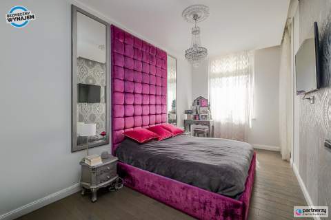 Apartament z widokiem na las, komórka i hala gar.