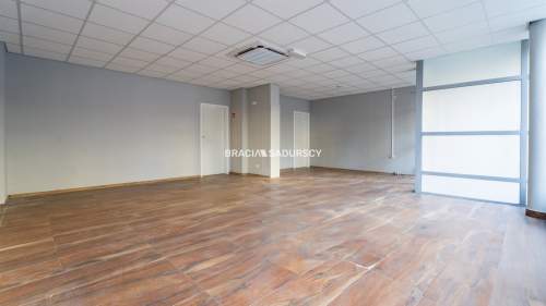 Lokal 135m2 front parter Kurdwanów