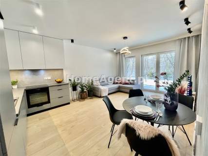 NOWY PIĘKNIE URZĄDZONY APARTAMENT Z OGRÓDKIEM 