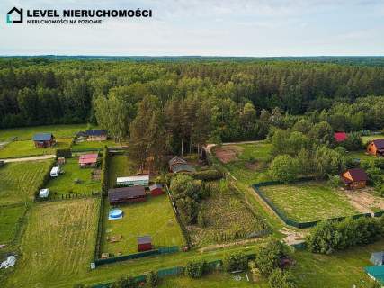 Działka nad jeziorem z domkiem