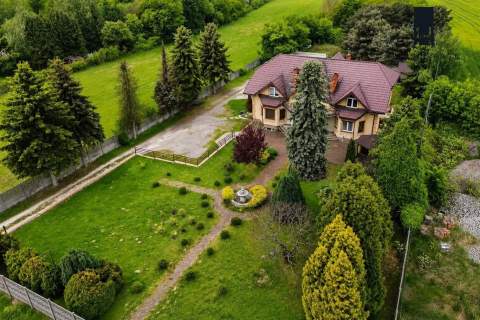 Dom z potencjałem inwestycyjnym   500 m2, 50 msc.