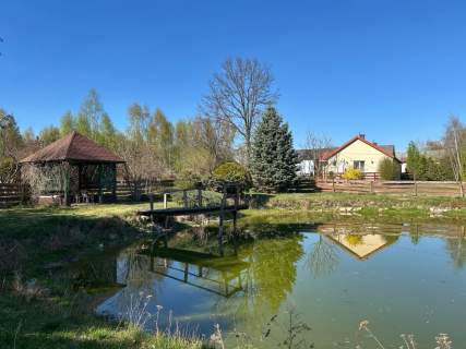 Dom z 2 lokalami, stawem i dużą działką, 1h od WWA